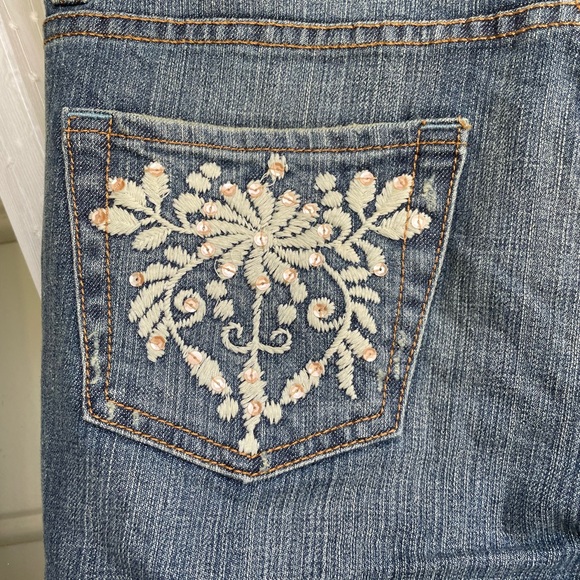 Express. X2 jeans with floral embroidery on back pockets. - Picture 4 of 9